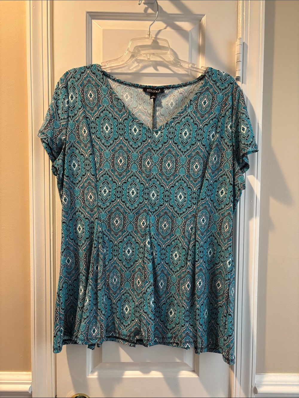 Roz & Ali V Neck print